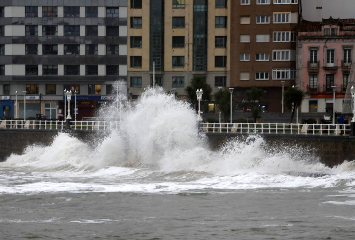 Fotos: El viento y las lluvias marcan el tiempo en Asturias