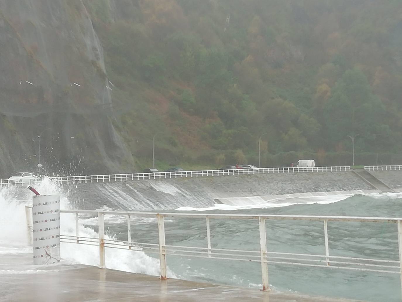 Fotos: El viento y las lluvias marcan el tiempo en Asturias