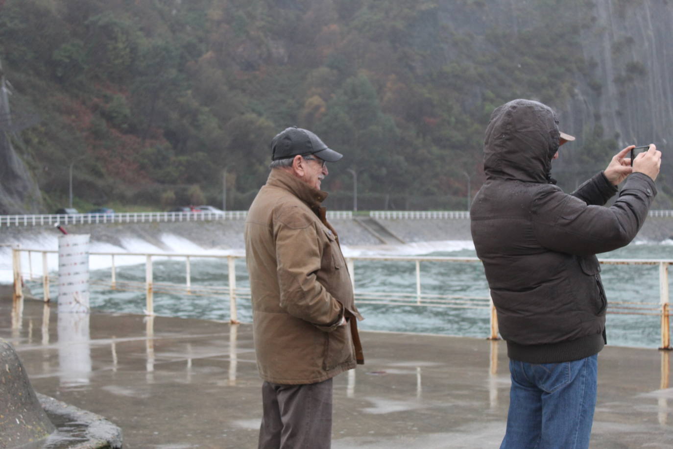 Fotos: El viento y las lluvias marcan el tiempo en Asturias