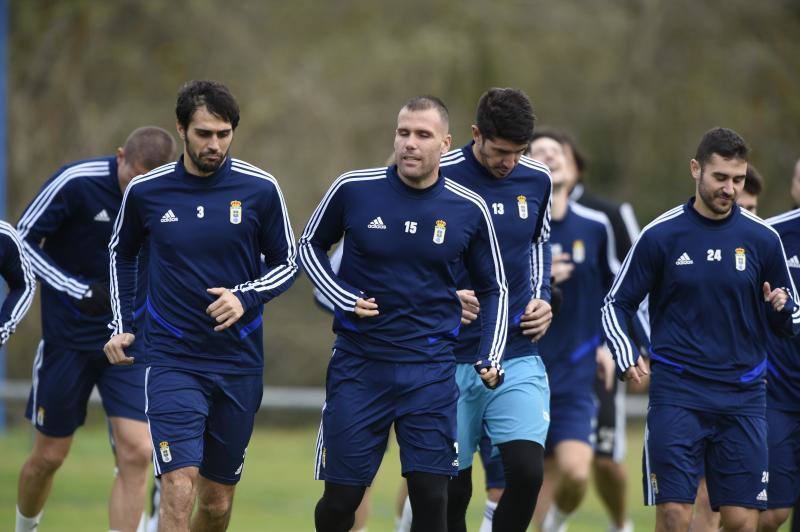 Los jugadores del Real Oviedo han entrenado este viernes para tratar de sumar tres puntos el próximo domingo contra el Cádiz en el Carlos Tartiere. 