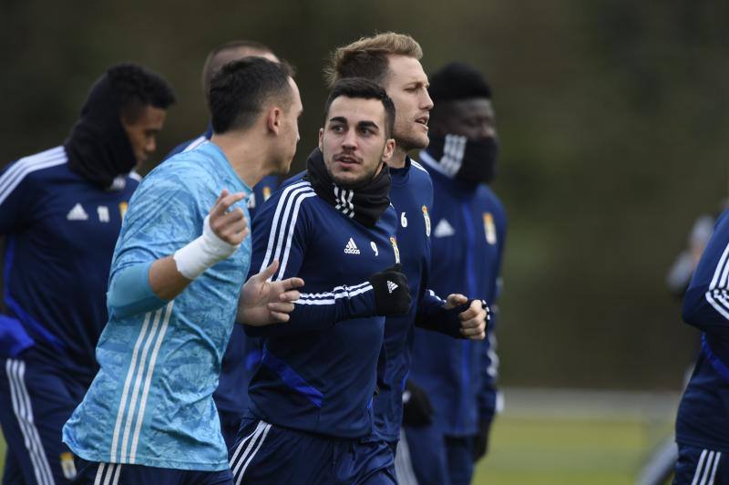 Los jugadores del Real Oviedo han entrenado este viernes para tratar de sumar tres puntos el próximo domingo contra el Cádiz en el Carlos Tartiere. 