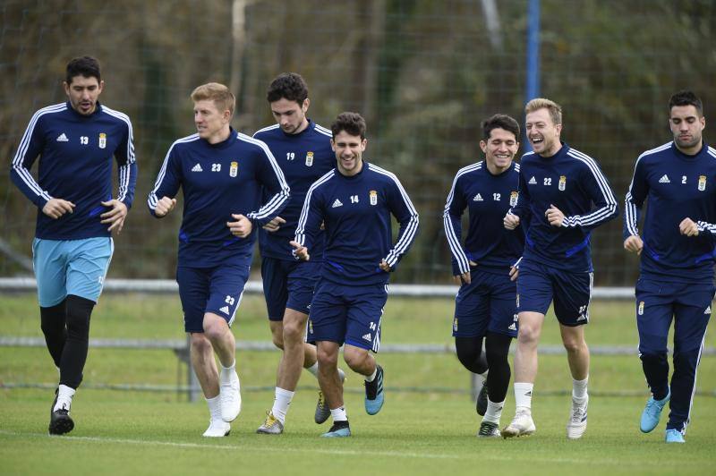 Los jugadores del Real Oviedo han entrenado este viernes para tratar de sumar tres puntos el próximo domingo contra el Cádiz en el Carlos Tartiere. 