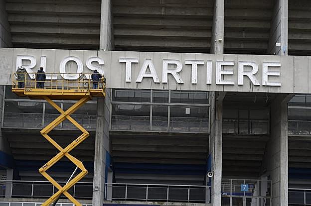 Dos operarios trabajan en la colocación de las letras. :: E. ALONSO