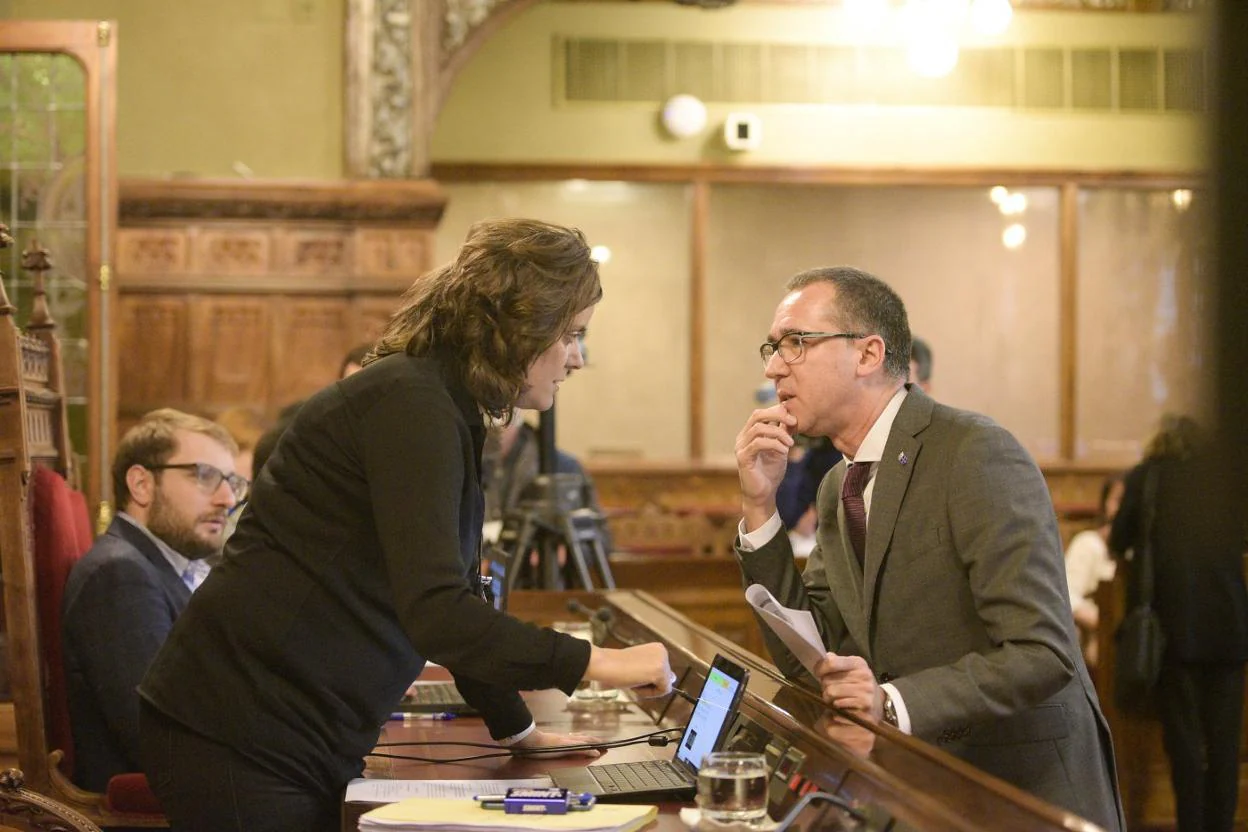 La presidenta de la comisión, Beatriz Polledo, y el consejero de Salud, Pablo Fernández. 