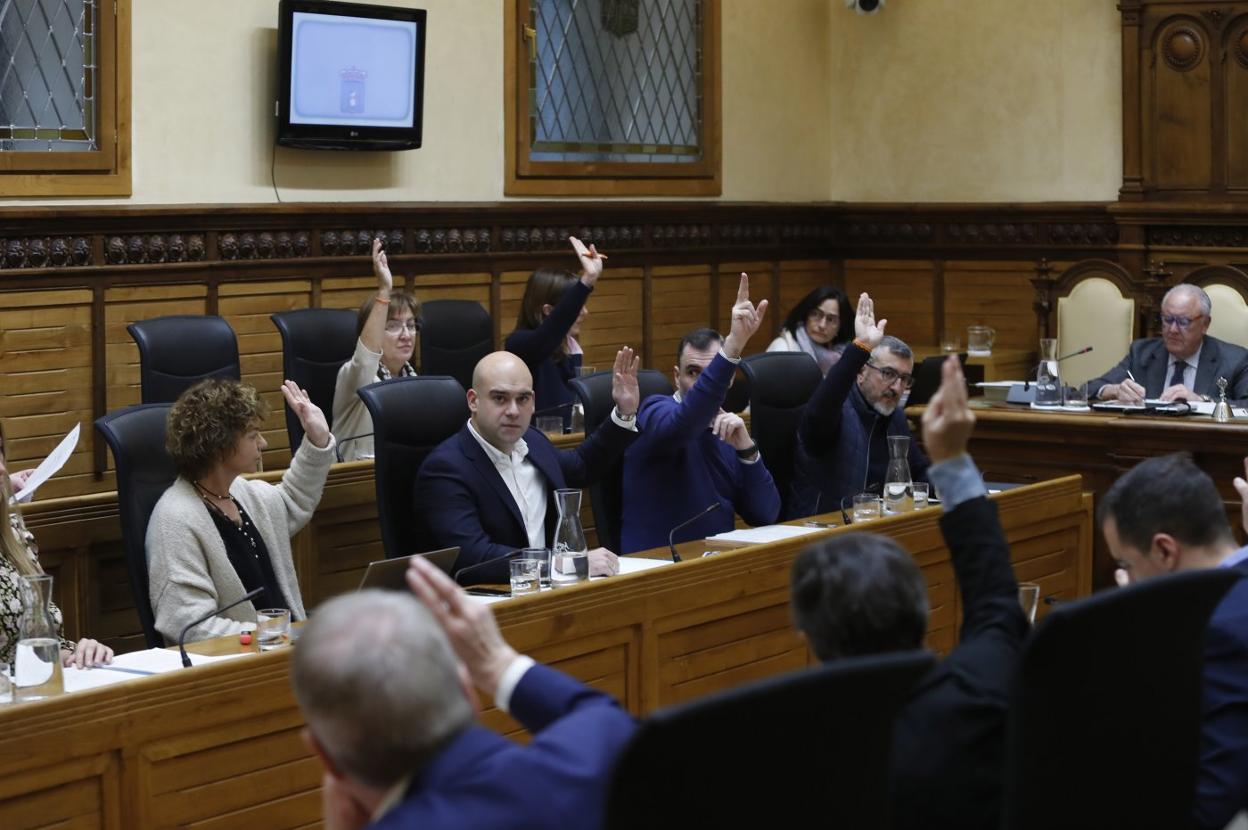 Momento de la votación de una de las proposiciones que se llevaron ayer al Pleno. 