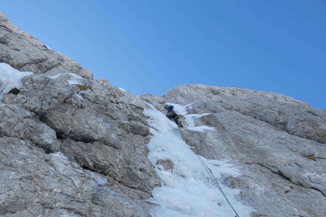 Fotos: Desafío de nieve y hielo en la montaña asturiana