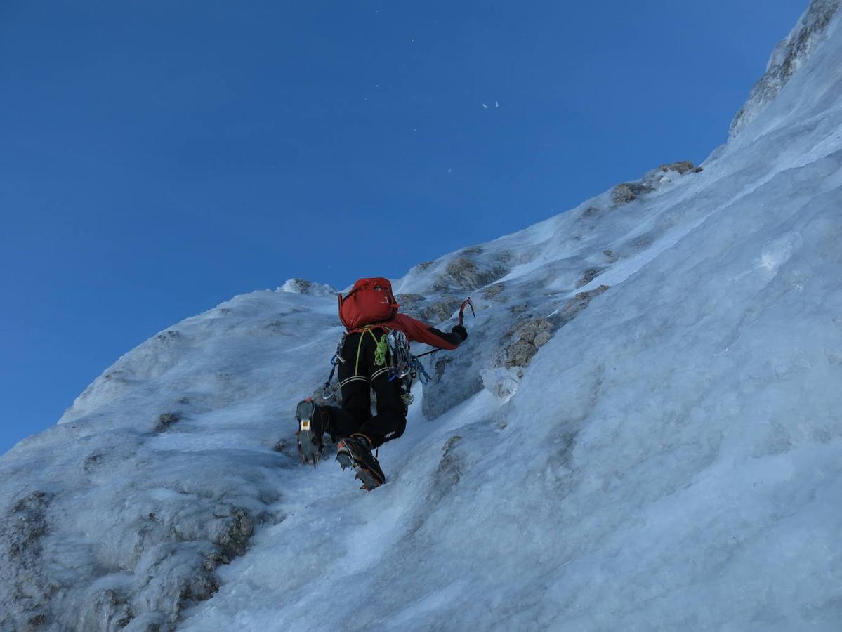 Fotos: Desafío de nieve y hielo en la montaña asturiana