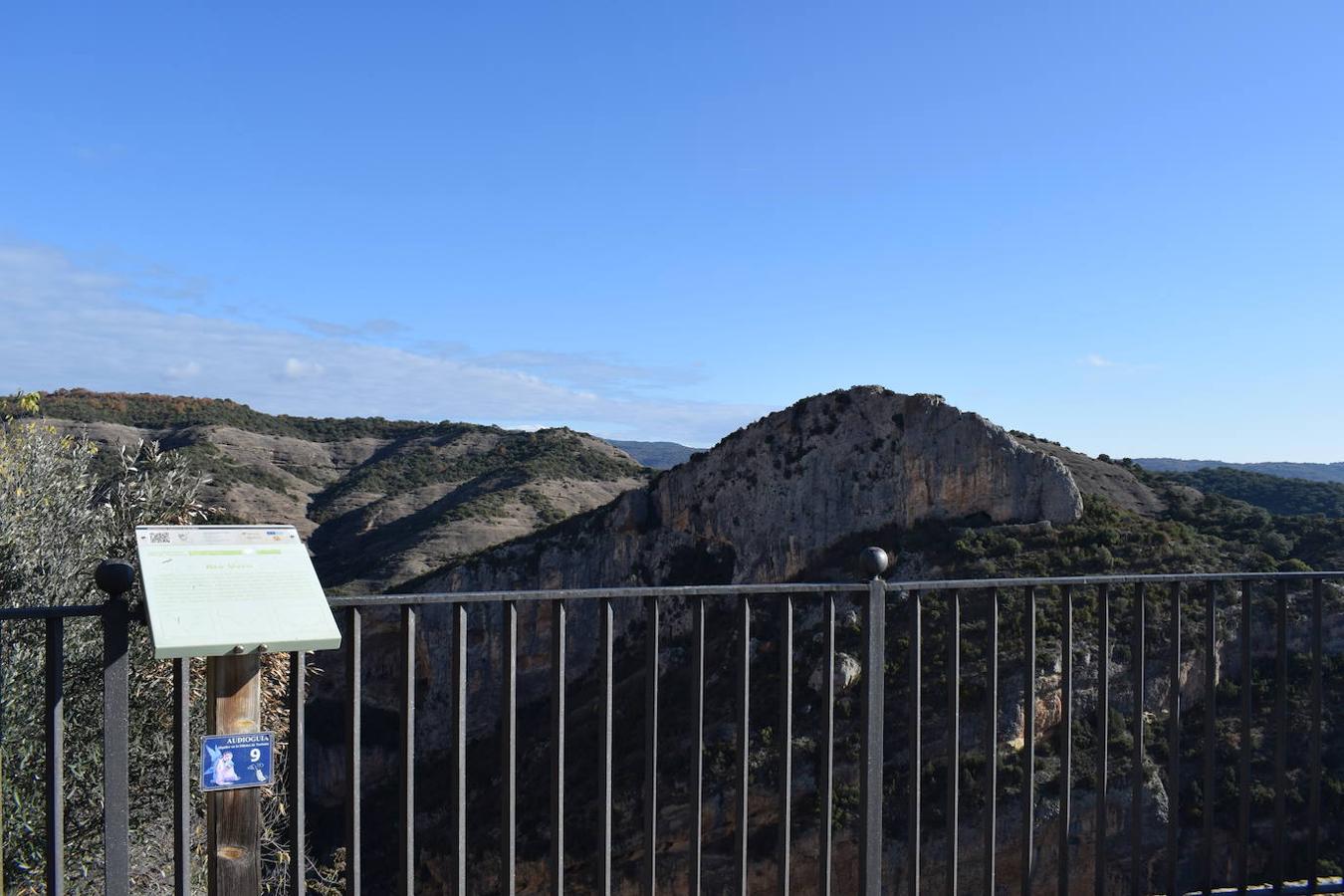 Alquezar se encuentra situado a orillas del río Vero, en el centro de la provincia de Huesca y en la comarca del Somontano de Barbastro. La belleza de su paisaje ha sido una de las principales razones por las que esta villa medieval fue declarada en 1990, Parque Natural de la Sierra y los Cañones de Guara. Hoy en día, este municipio se ha convertido en uno de los destinos turísticos más concurridos de la Sierra de Guara y no solo por el gran legado cultural y artístico que esconde, sino también por la gran cantidad de rutas, barrancos perfectos para los deportes de aventura y paredes perfectas para la práctica de la escalada que este paisaje integra. Un lugar que en otoño se vuelve aún más mágico y del que podrás disfrutar en estas fotografías. 