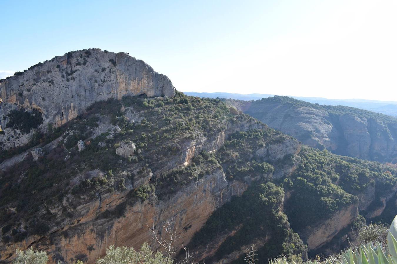 Alquezar se encuentra situado a orillas del río Vero, en el centro de la provincia de Huesca y en la comarca del Somontano de Barbastro. La belleza de su paisaje ha sido una de las principales razones por las que esta villa medieval fue declarada en 1990, Parque Natural de la Sierra y los Cañones de Guara. Hoy en día, este municipio se ha convertido en uno de los destinos turísticos más concurridos de la Sierra de Guara y no solo por el gran legado cultural y artístico que esconde, sino también por la gran cantidad de rutas, barrancos perfectos para los deportes de aventura y paredes perfectas para la práctica de la escalada que este paisaje integra. Un lugar que en otoño se vuelve aún más mágico y del que podrás disfrutar en estas fotografías. 