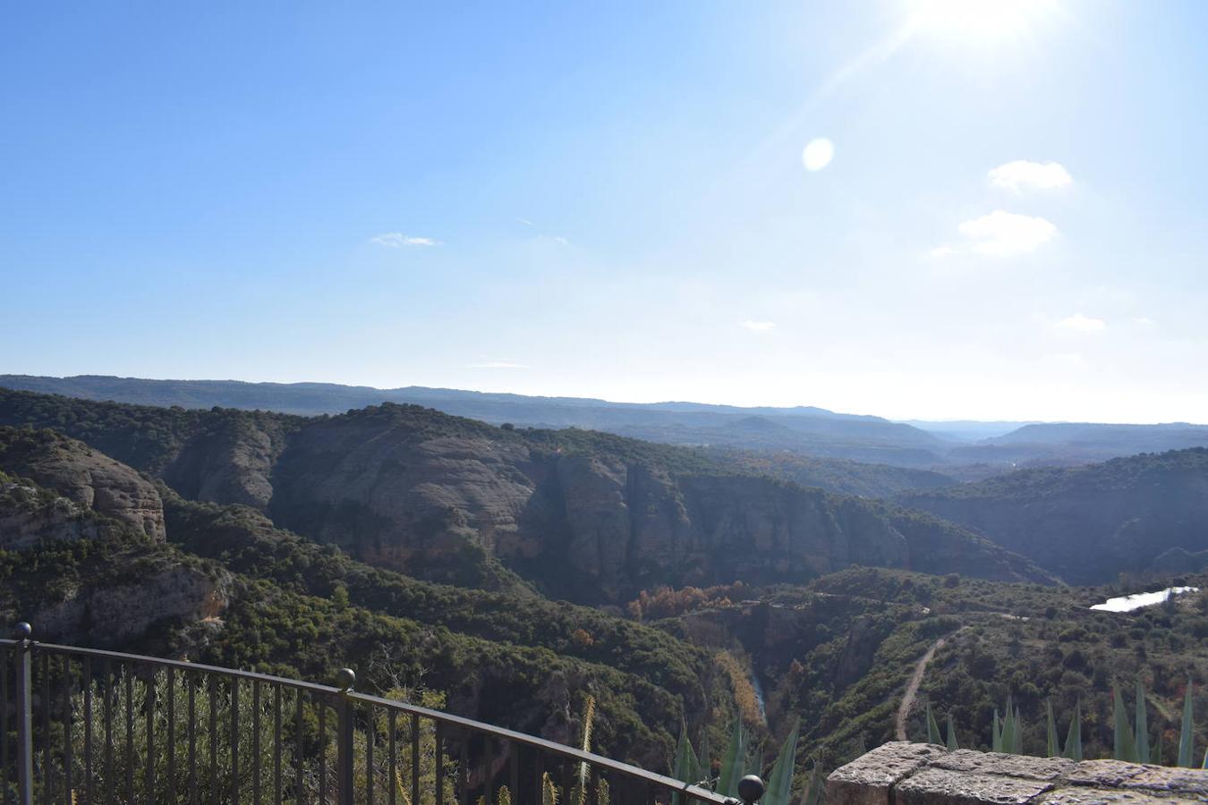 Alquezar se encuentra situado a orillas del río Vero, en el centro de la provincia de Huesca y en la comarca del Somontano de Barbastro. La belleza de su paisaje ha sido una de las principales razones por las que esta villa medieval fue declarada en 1990, Parque Natural de la Sierra y los Cañones de Guara. Hoy en día, este municipio se ha convertido en uno de los destinos turísticos más concurridos de la Sierra de Guara y no solo por el gran legado cultural y artístico que esconde, sino también por la gran cantidad de rutas, barrancos perfectos para los deportes de aventura y paredes perfectas para la práctica de la escalada que este paisaje integra. Un lugar que en otoño se vuelve aún más mágico y del que podrás disfrutar en estas fotografías. 