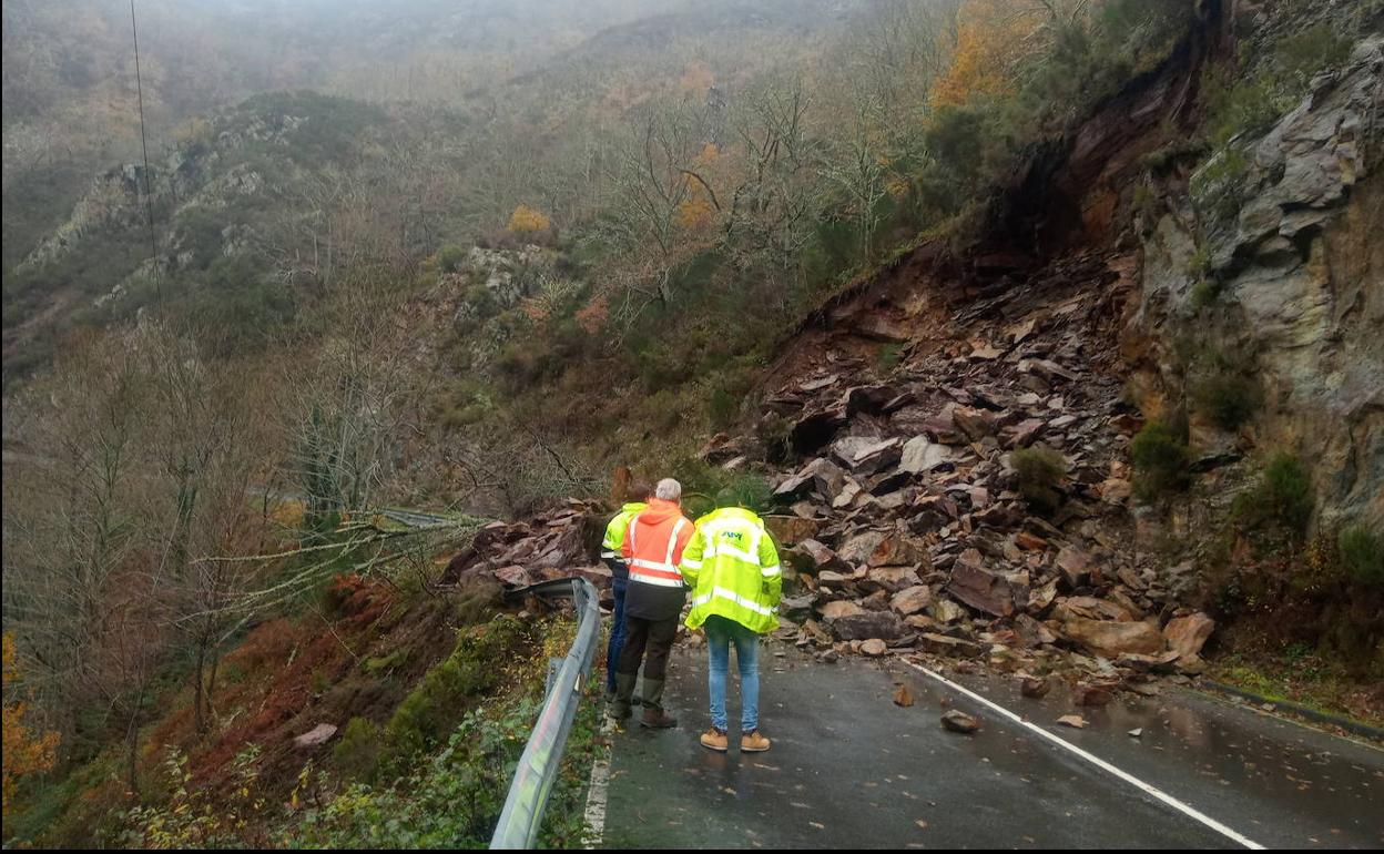 Argayo que mantiene cortada la AS-29 entre Cangas del Narcea e Ibias.