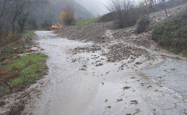 Desprendimienot en la AS-15, en Degaña.