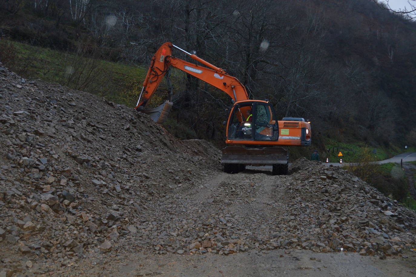 La jornada de lluvia, viento y fenómenos costeros en la región ha tenido este viernes su principal reflejo en las carreteras del Suroccidente, con varios desprendimientos. La costa asturiana mantiene la alerta naranja por oleaje.