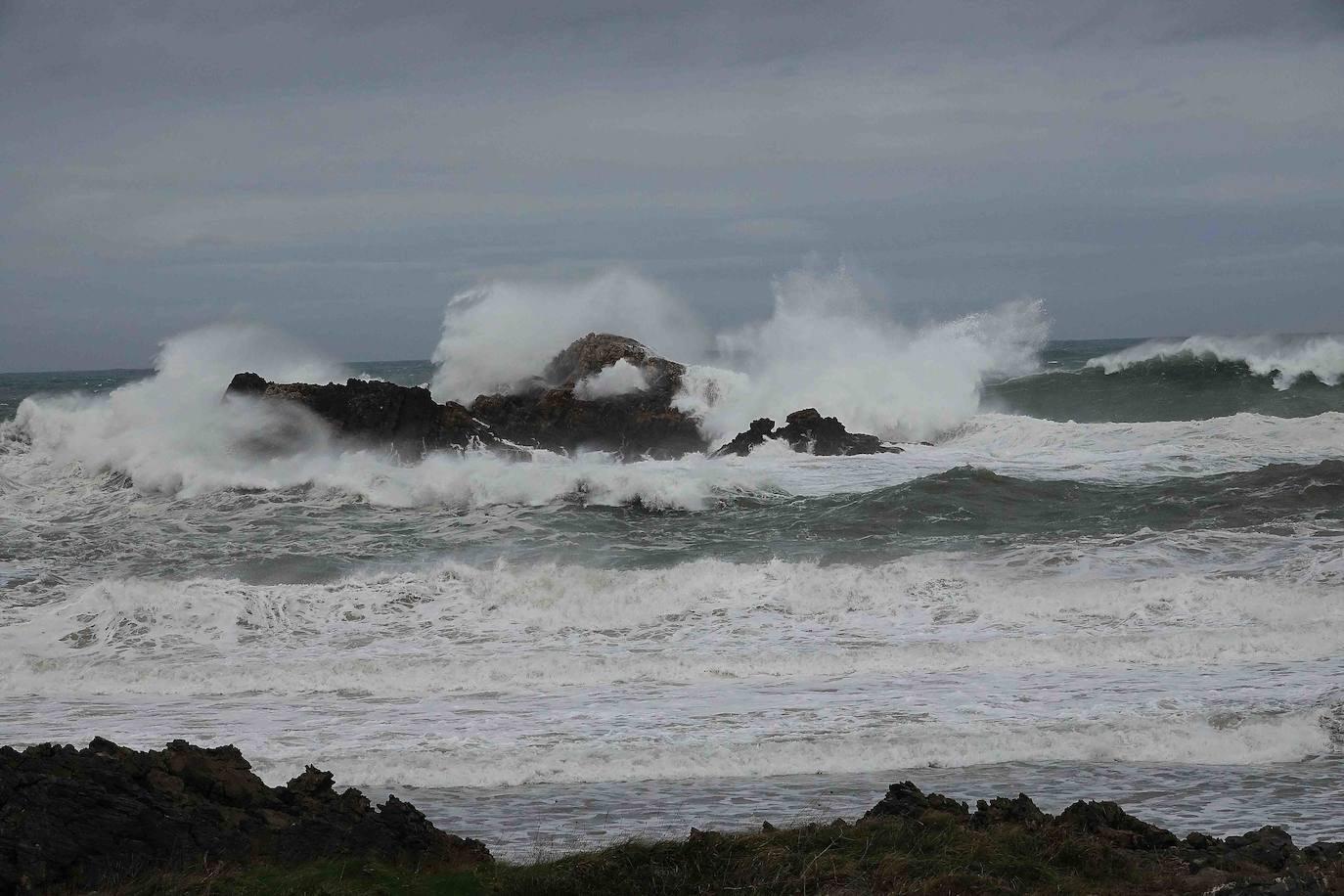 La jornada de lluvia, viento y fenómenos costeros en la región ha tenido este viernes su principal reflejo en las carreteras del Suroccidente, con varios desprendimientos. La costa asturiana mantiene la alerta naranja por oleaje.