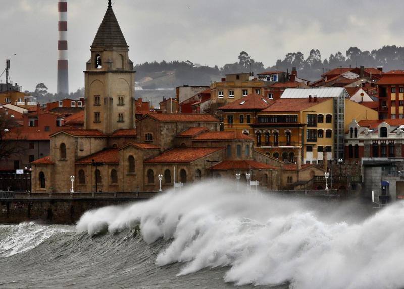 La jornada de lluvia, viento y fenómenos costeros en la región ha tenido este viernes su principal reflejo en las carreteras del Suroccidente, con varios desprendimientos. La costa asturiana mantiene la alerta naranja por oleaje.