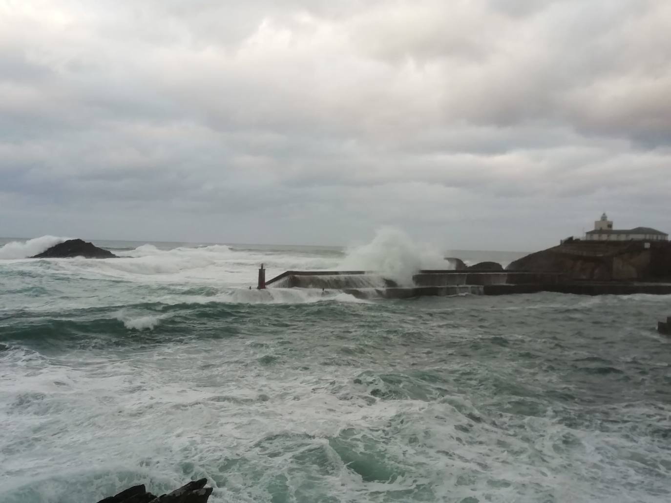 La jornada de lluvia, viento y fenómenos costeros en la región ha tenido este viernes su principal reflejo en las carreteras del Suroccidente, con varios desprendimientos. La costa asturiana mantiene la alerta naranja por oleaje.