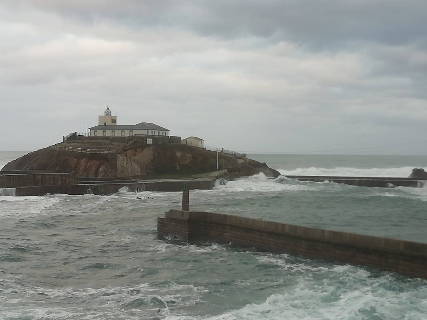 La jornada de lluvia, viento y fenómenos costeros en la región ha tenido este viernes su principal reflejo en las carreteras del Suroccidente, con varios desprendimientos. La costa asturiana mantiene la alerta naranja por oleaje.