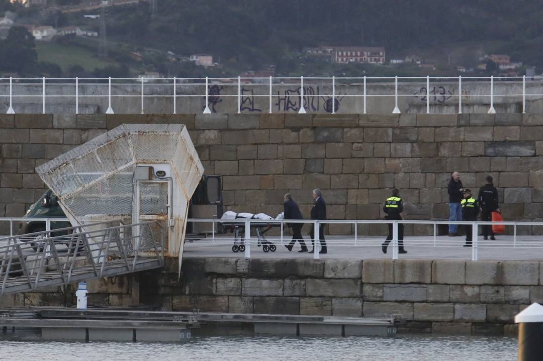 Hallan a primera hora de la tarde de este sábado el cuerpo sin vida de un varón frente al dique, por el lado del rompeolas.