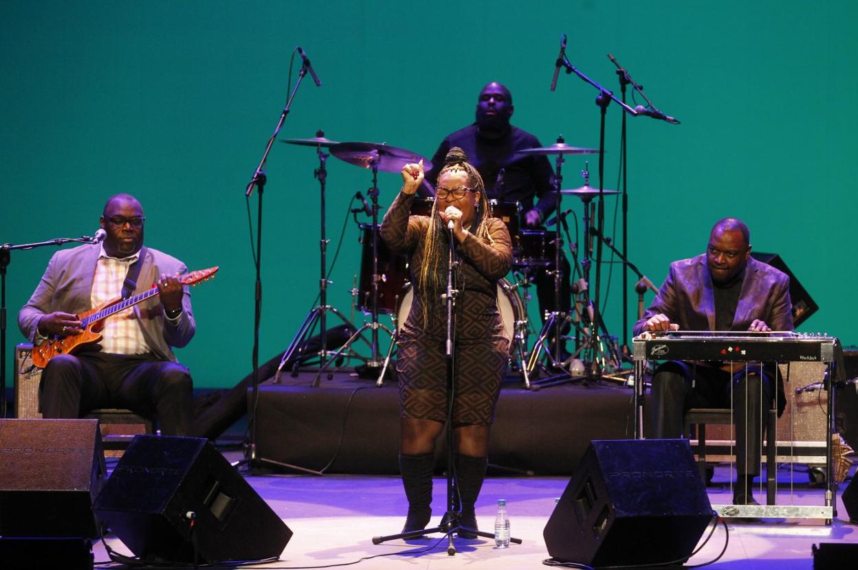 The Campbell Brothers sobre el escenario del Jovellanos. 