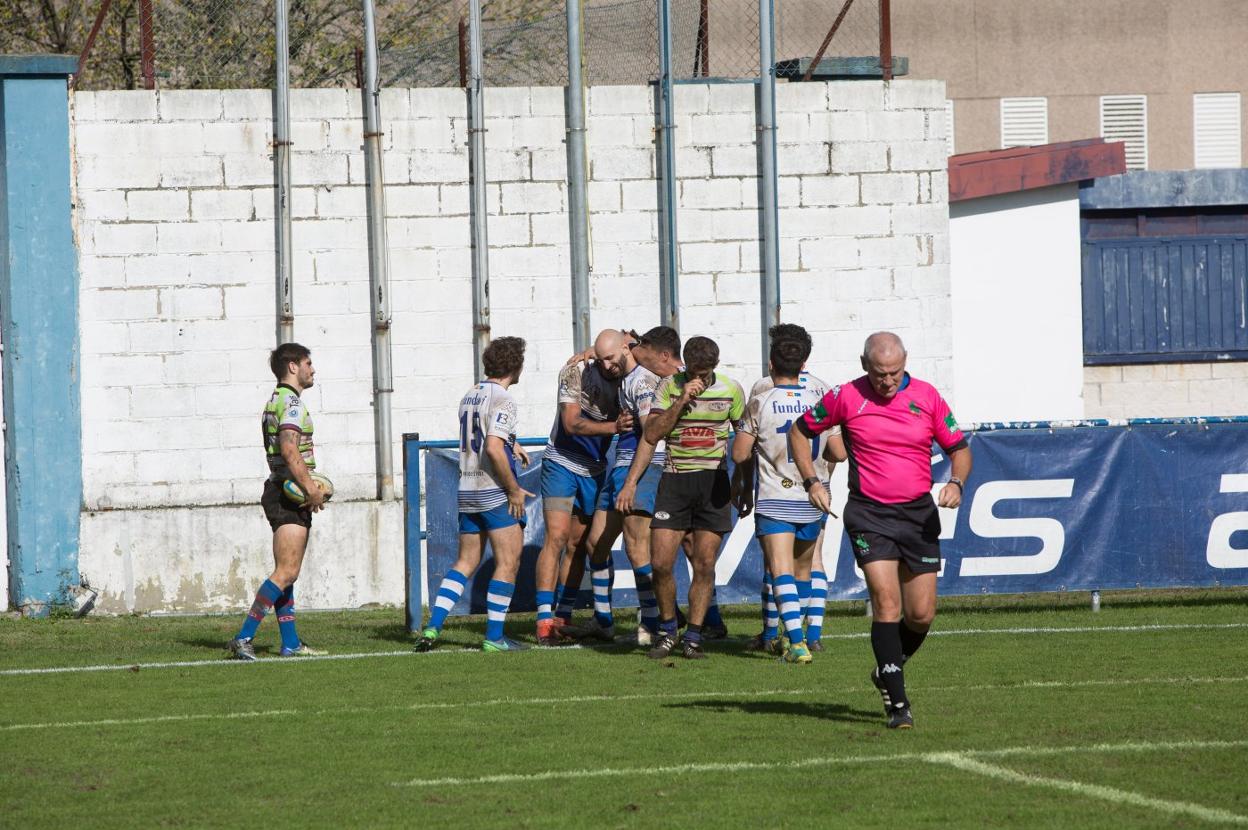 Los jugadores del Pasek Belenos celebran un ensayo en el partido ante el Eibar. 