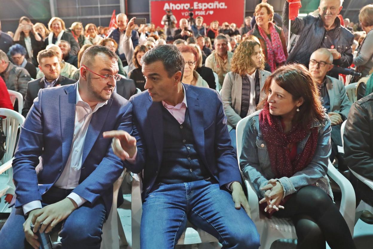 Pedro Sánchez conversa con Barbón y Adriana Lastra en un acto en Gijón de la pasada campaña. 
