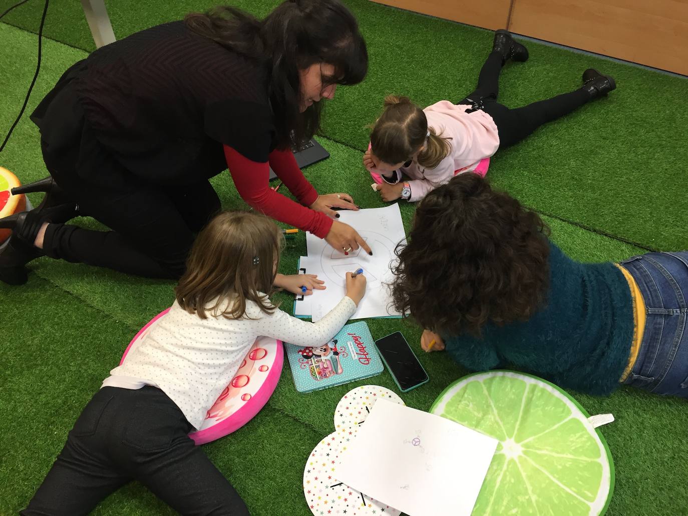 El ingeniero Pedro Carrillo pone en marcha en Gijón una escuela que busca «un cambio cultural» en la educación desde etapas tempranas.