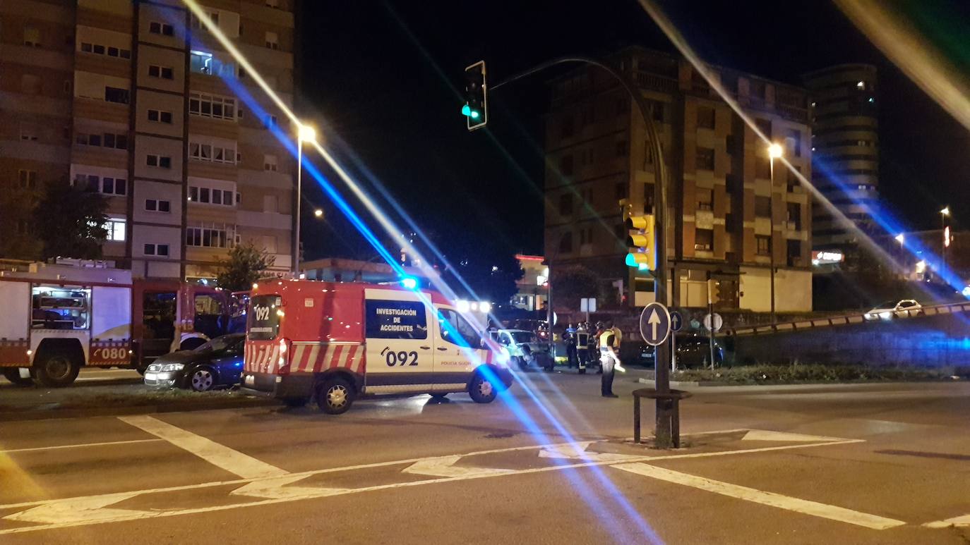 Un coche se empotró contra otro que estaba parado en un semáforo en la calle Gaspar García Laviana