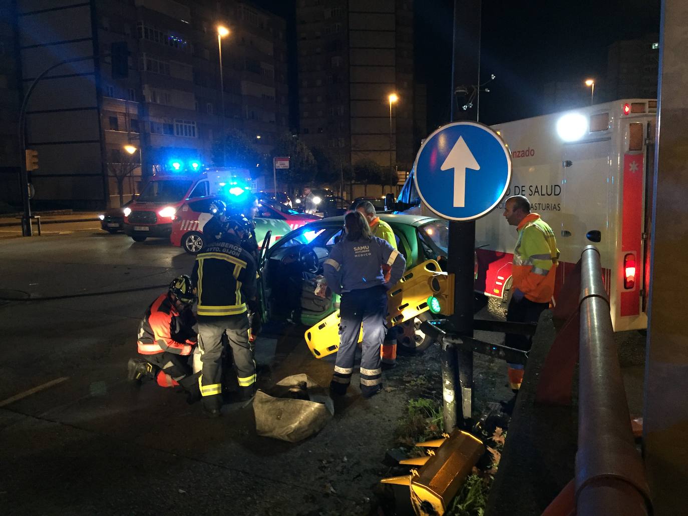 Un coche se empotró contra otro que estaba parado en un semáforo en la calle Gaspar García Laviana