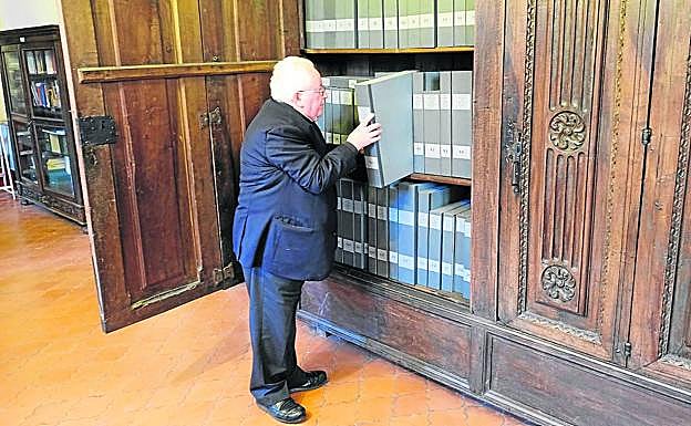 El tesoro de la Diócesis. Es el 'Libro de los Testamentos', un códice medieval datado en el primer tercio del siglo XII. Por la alta calidad de sus miniaturas, se considera una joya del arte románico español y «su valor es incalculable». A la derecha, Agustín Hevia Ballina, archivero de la Catedral.