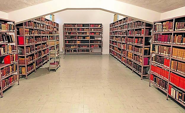Fondos antiguos. La Biblioteca del Seminario Metropolitano de Oviedo custodia 80.000 fondos, de los que 10.000 son documentos antiguos que se conservan en un bajocubierta sin ningún control de temperatura ni de humedad.