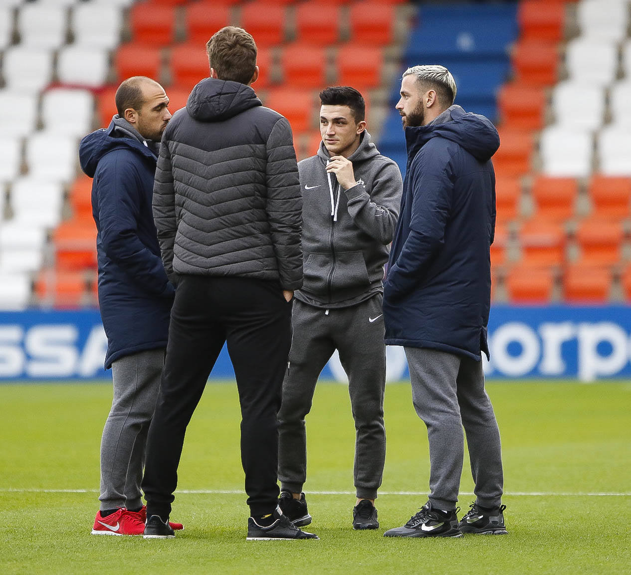 El equipo rojiblanco busca el reenganche, con Manu García y sin el avilesino Berto, ante unos 1.500 aficionados gijoneses.
