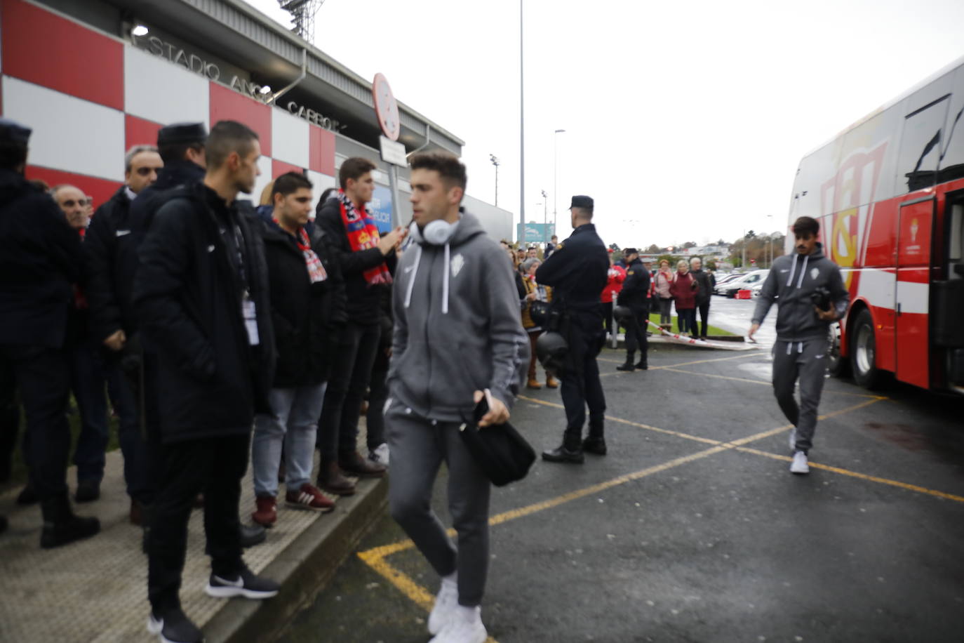 El equipo rojiblanco busca el reenganche, con Manu García y sin el avilesino Berto, ante unos 1.500 aficionados gijoneses.