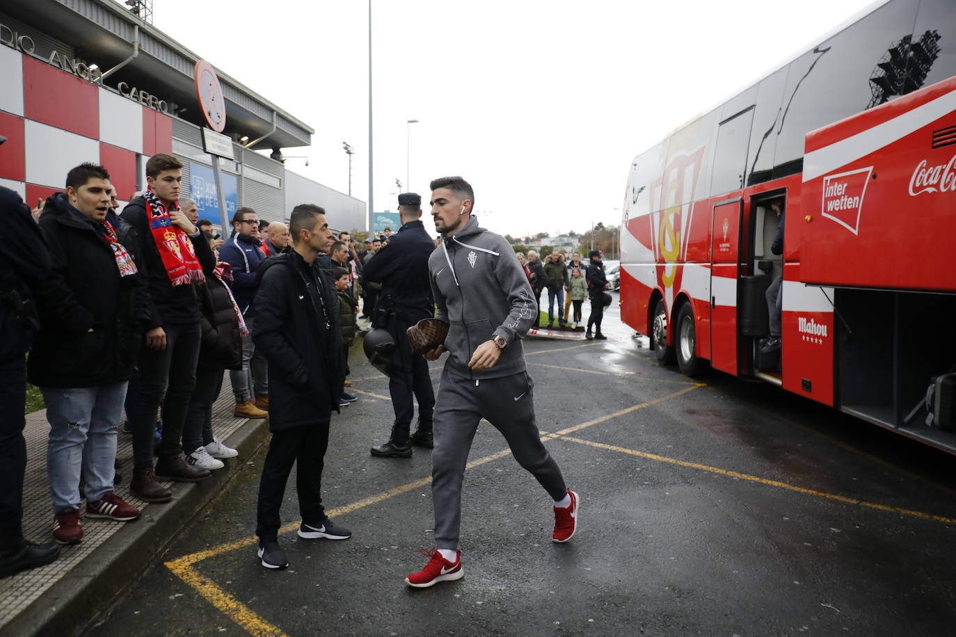 El equipo rojiblanco busca el reenganche, con Manu García y sin el avilesino Berto, ante unos 1.500 aficionados gijoneses.