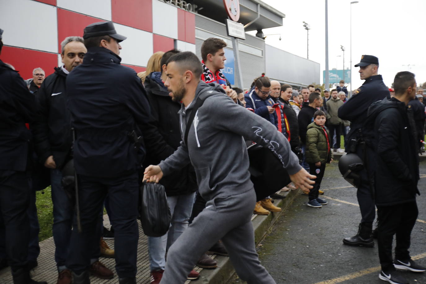El equipo rojiblanco busca el reenganche, con Manu García y sin el avilesino Berto, ante unos 1.500 aficionados gijoneses.