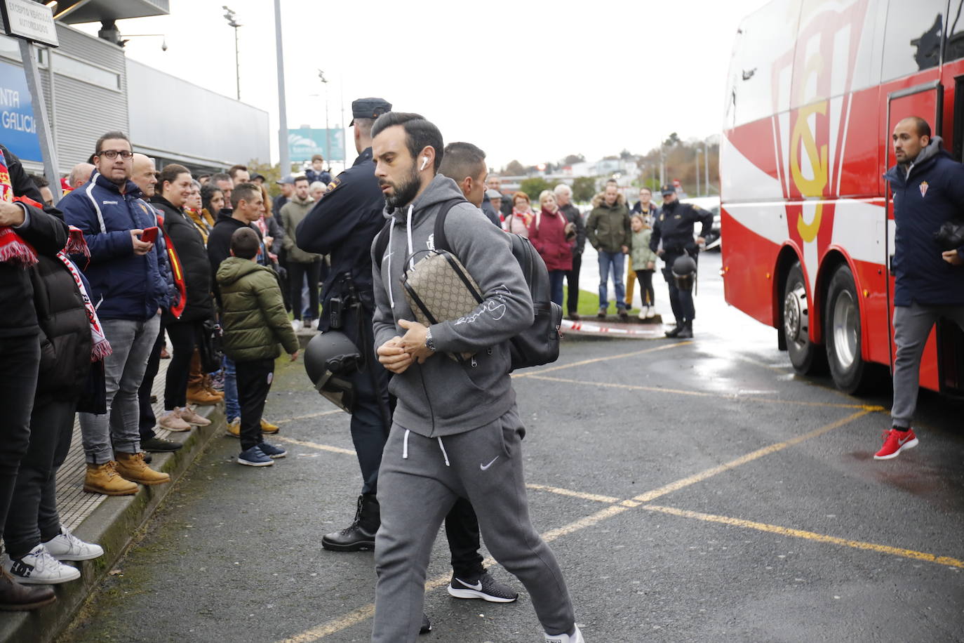 El equipo rojiblanco busca el reenganche, con Manu García y sin el avilesino Berto, ante unos 1.500 aficionados gijoneses.