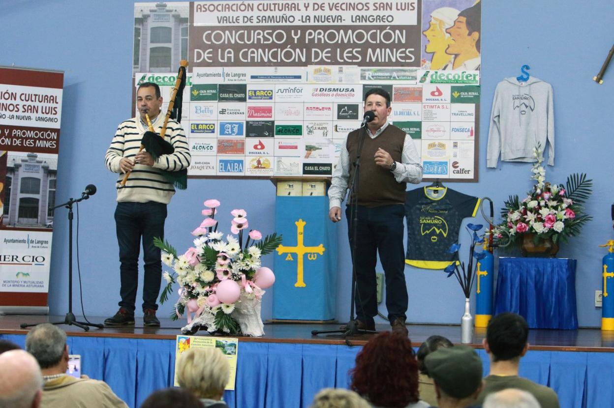 Valentín Díaz, acompañado a la gaita por Valentín Fuente. 