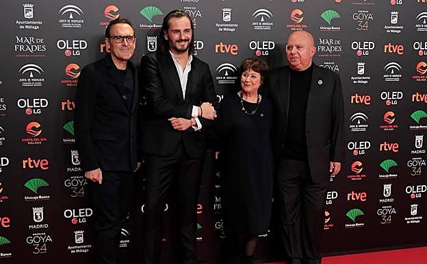 Imagen principal - Arriba el elenco de 'Dolor y Gloria' con Agustín Almodóvar; debajo Belén cuesta y Marta Nieto, ambas nominadas a Mejor Actriz por 'La trinchera intinita' y 'Madre', respectivamente.