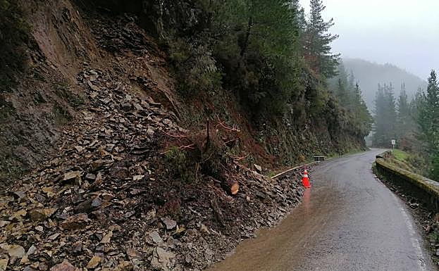 El desprendimiento en la AS-348 afectó a la comunicación entre Ventanueva, en Cangas del Narcea, y San Antolín de Ibias. 