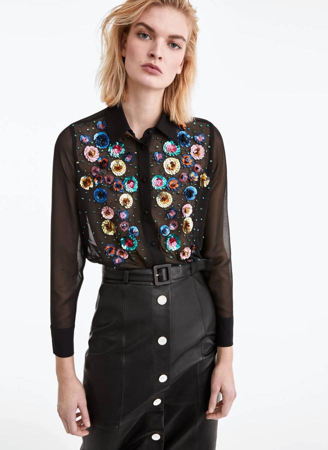 Camisa semitransparente con bordado floral de lentejuelas, 89 euros (Uterqüe).