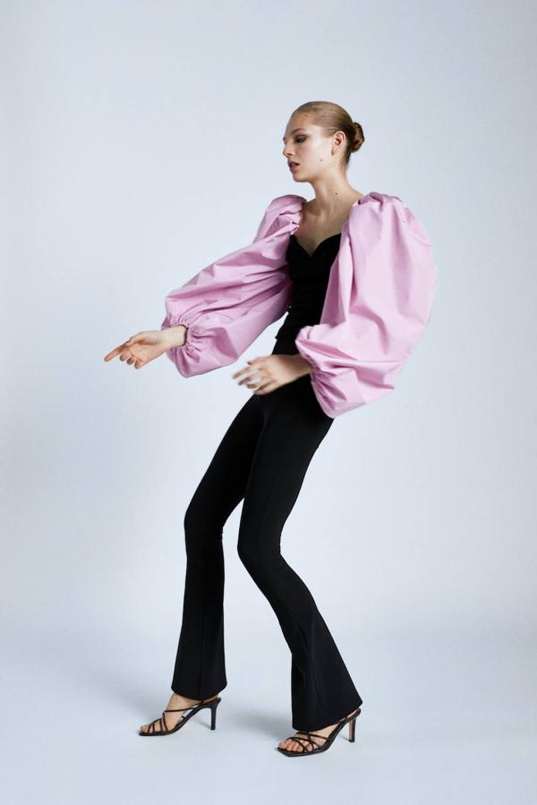 Cuerpo cropped con escote en pico y mangas abullonadas en color rosa, 49,95 euros (Zara).