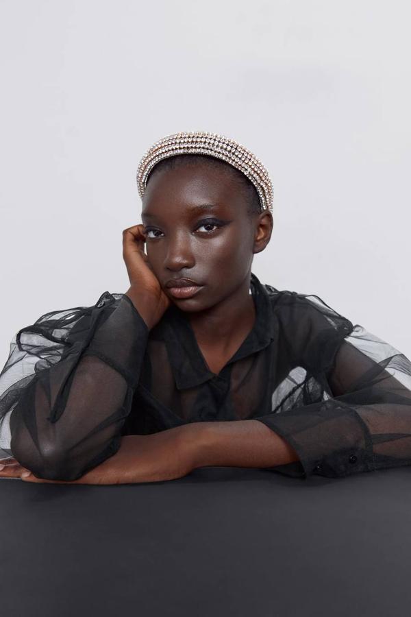 Diadema acolchada con aplicación de joyas, 17,95 euros (Zara).