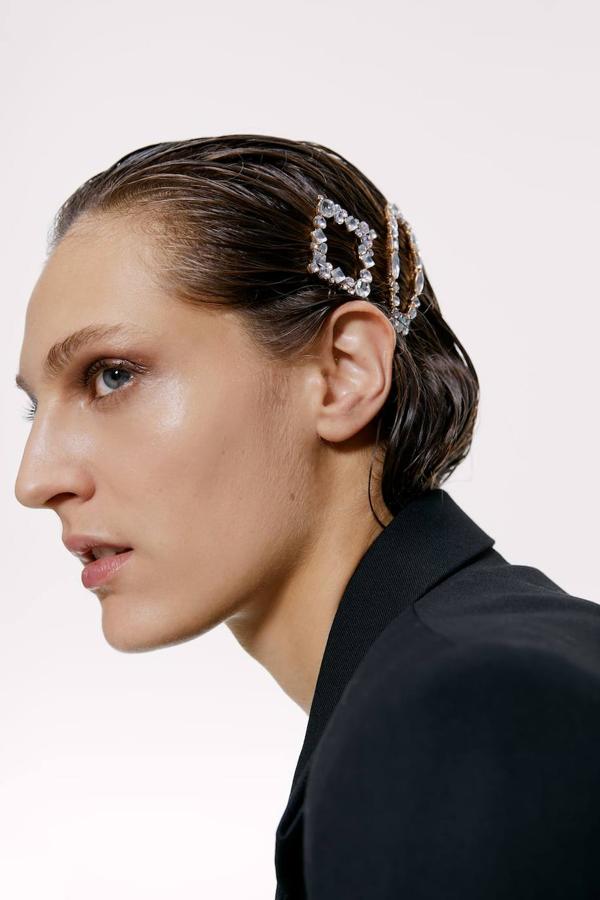 Pack de pasadores tipo joya, 12,95 euros (Zara).