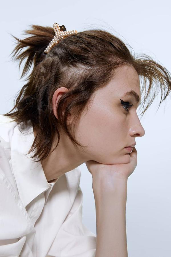 Pack de pinzas metálicas en dorado y con aplicación de perlas, 15,95 euros.