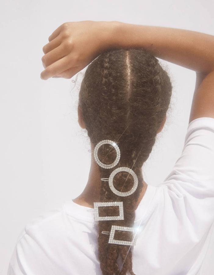 Set de clips para el pelo con aplicación de cristales, 7,99 euros (Bershka). 