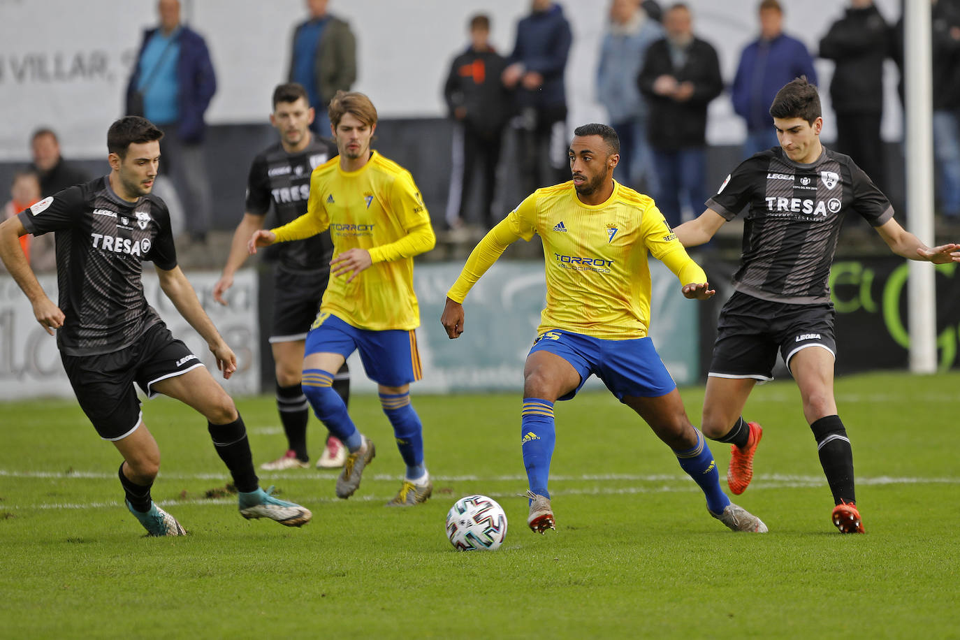 Un gol de David Querol dio la victoria al Cádiz, líder destacado de Segunda División, pese al buen partido del Lealtad, primero en Tercera Asturiana. 