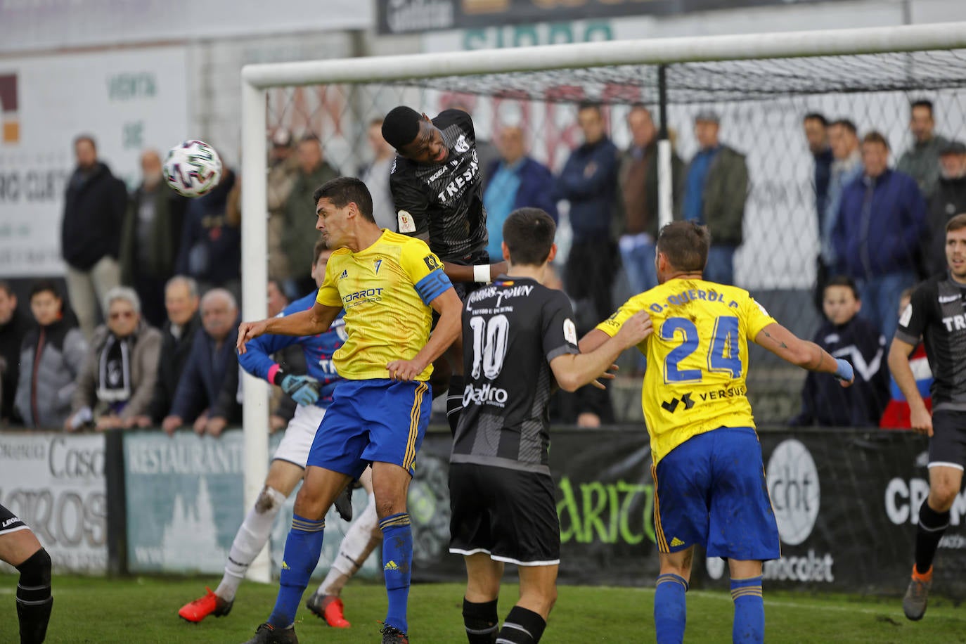 Un gol de David Querol dio la victoria al Cádiz, líder destacado de Segunda División, pese al buen partido del Lealtad, primero en Tercera Asturiana. 