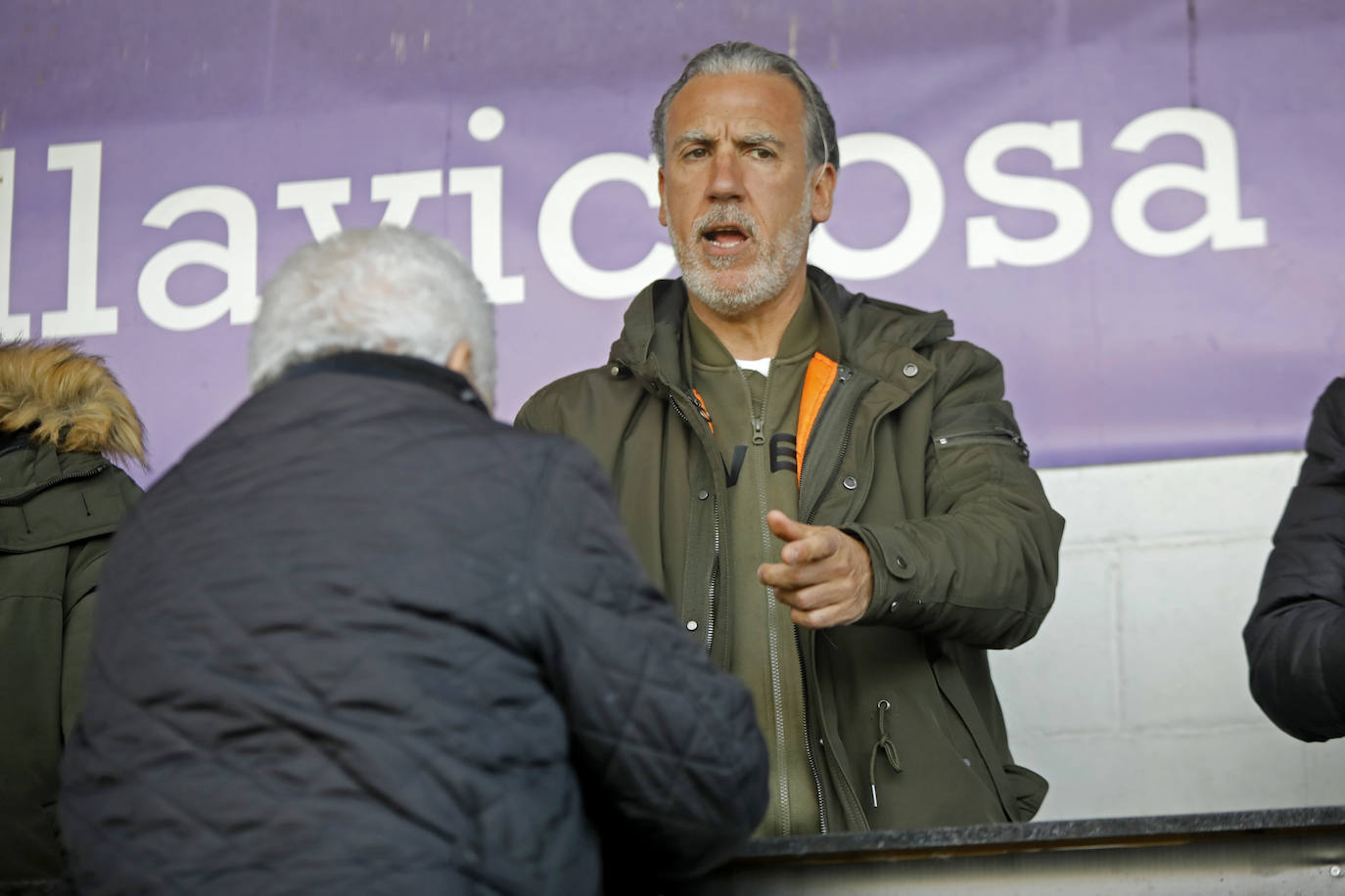 Un gol de David Querol dio la victoria al Cádiz, líder destacado de Segunda División, pese al buen partido del Lealtad, primero en Tercera Asturiana. 