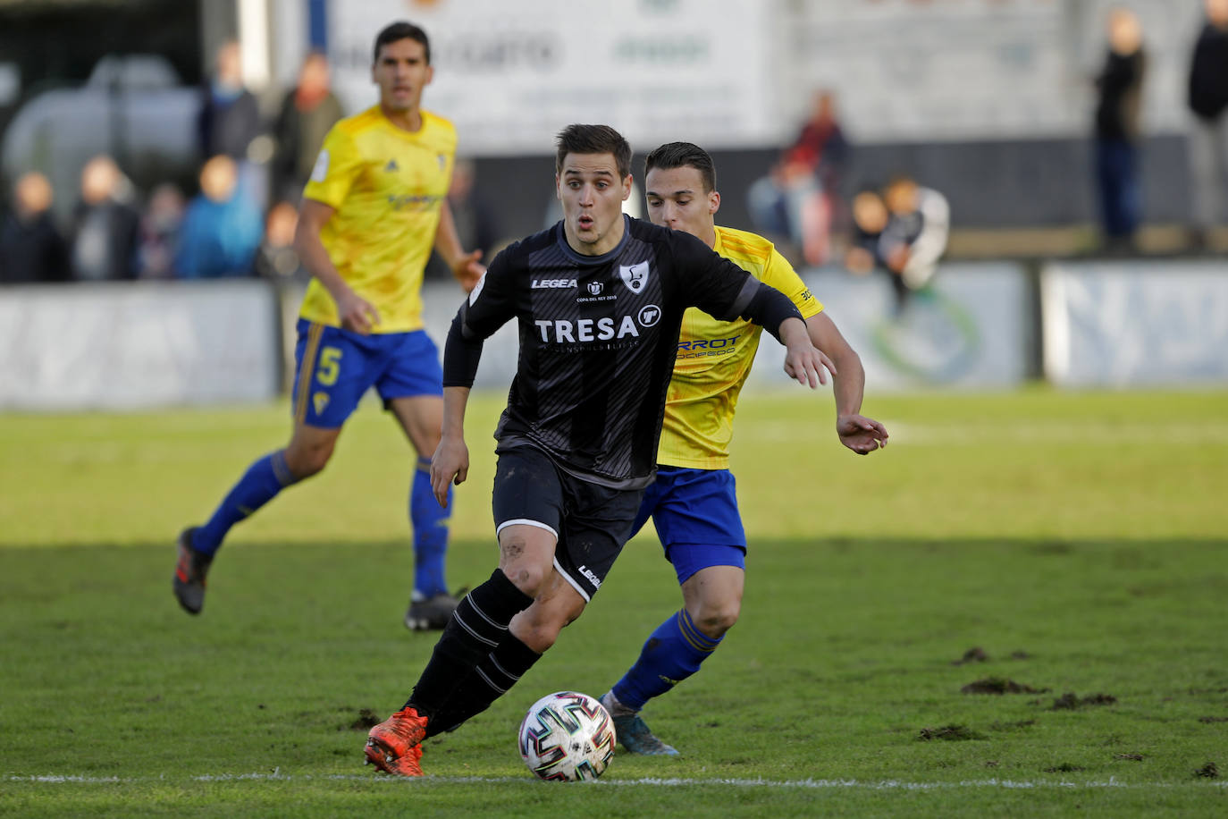 Un gol de David Querol dio la victoria al Cádiz, líder destacado de Segunda División, pese al buen partido del Lealtad, primero en Tercera Asturiana. 