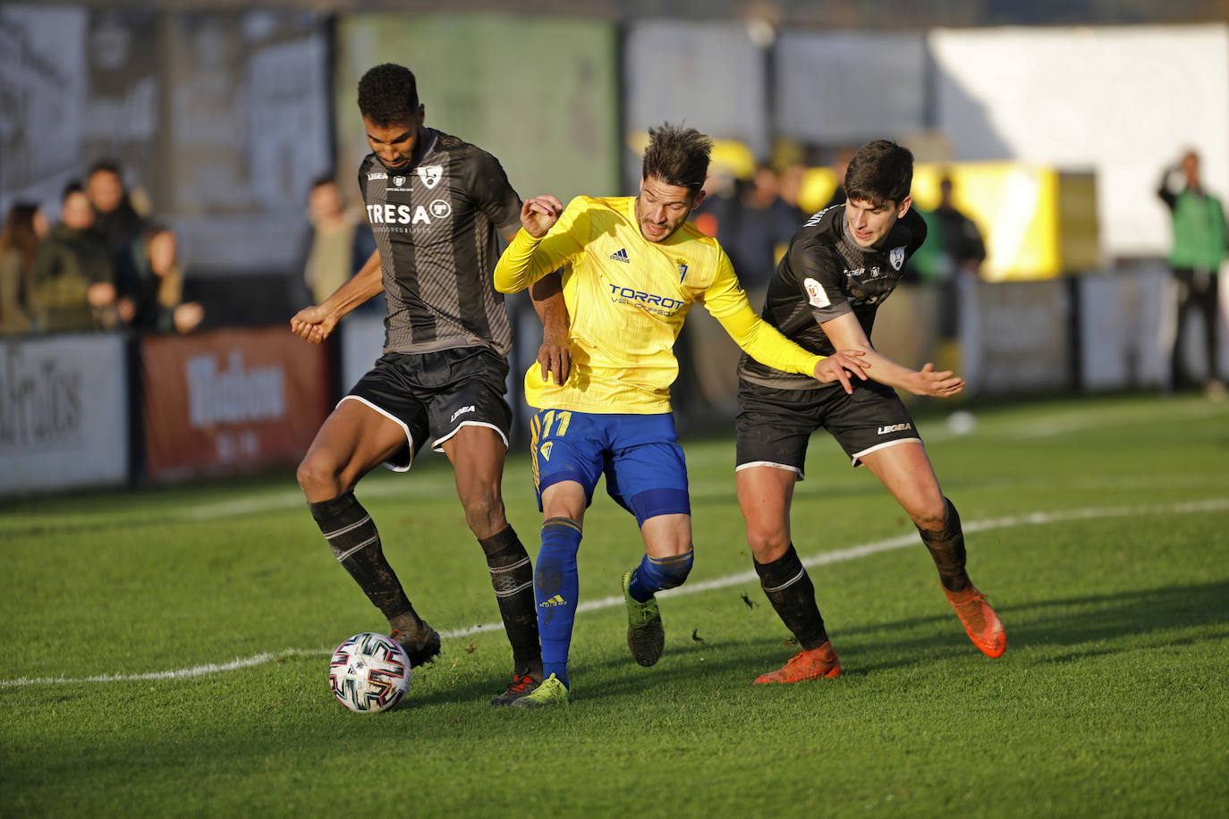 Un gol de David Querol dio la victoria al Cádiz, líder destacado de Segunda División, pese al buen partido del Lealtad, primero en Tercera Asturiana. 