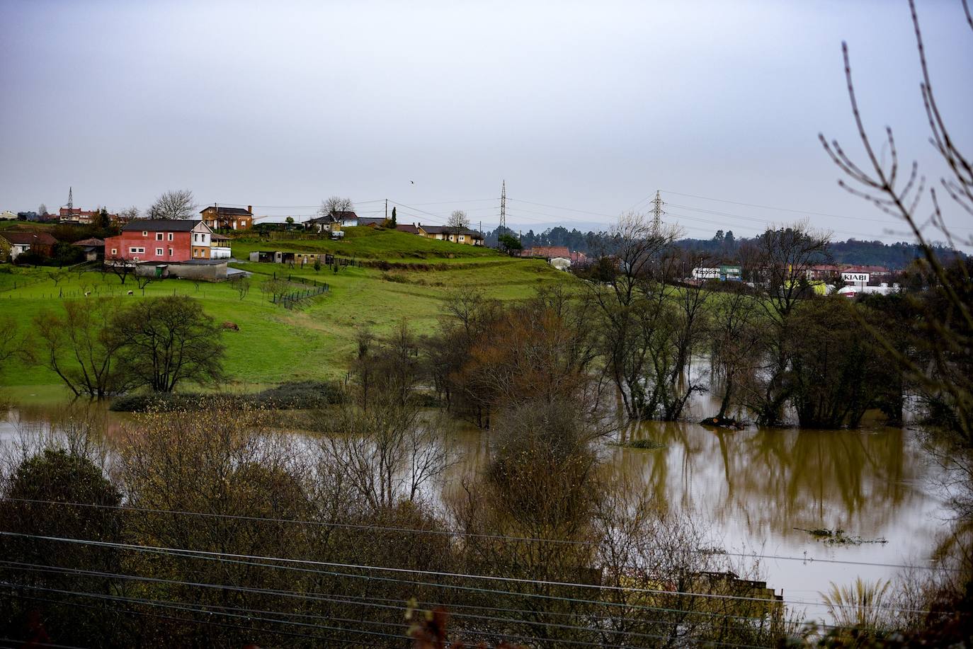 El desbordamiento de los ríos Nora y Noreña han comenzado a causar importantes desperfectos a su paso por los concejos de Oviedo y el área central de Asturias. 